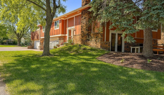 Charming 3-bedroom townhome in fabulous Maple Grove