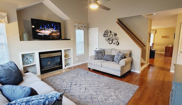 Charming 3-bedroom house in a tranquil neighborhood with a fenced yard.