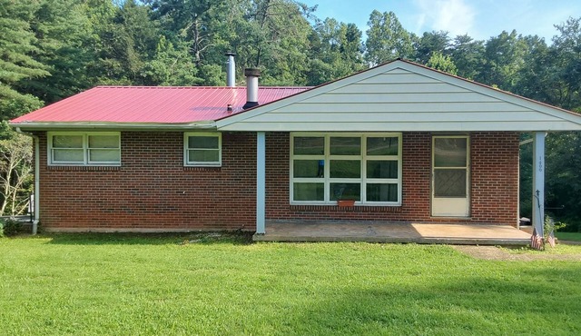 Charming 3-bedroom house in welcoming Martinsville with AC
