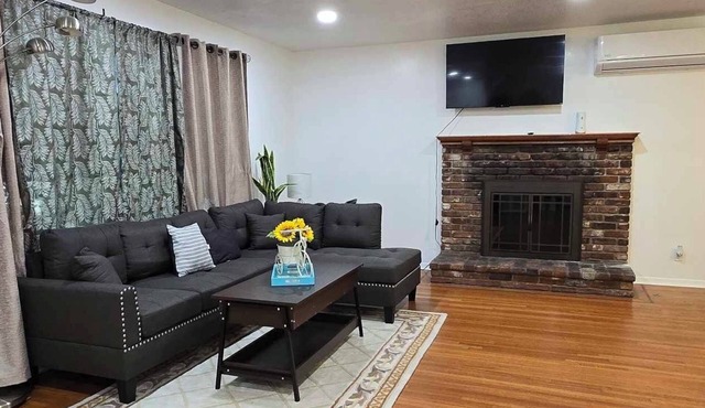 Charming 3-bedroom house in Midway City with AC, WiFi