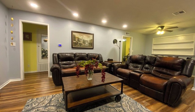 Charming 3-bedroom house in fabulous Midwest City with WiFi, AC