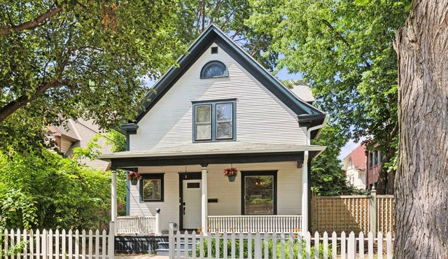 Charming 3-bedroom house within walking distance to Eat Street and Minneapolis