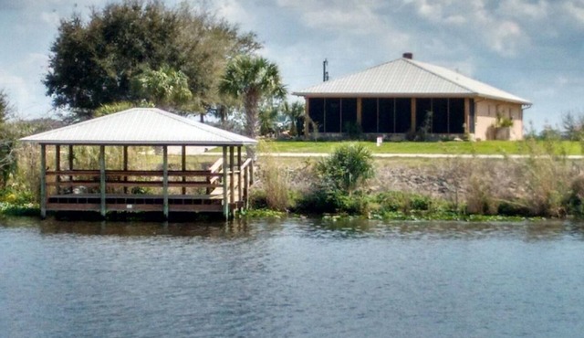 Charming 3-bedroom house with dock on river in Moore Haven