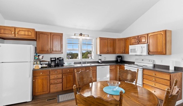 Charming 3-bedroom ranch with AC, WiFi in tranquil Moundsville