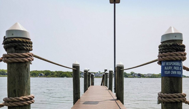 Charming 3-bedroom cottage with your own dock, in superb Narragansett.