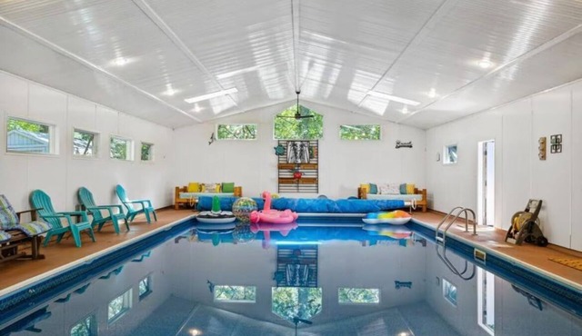 Charming 3-bedroom house with WiFi, AC in New Buffalo with a 20x40 INDOOR POOL