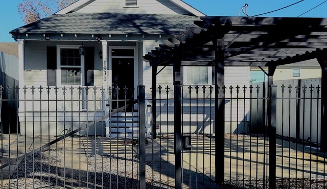Charming 3-bedroom private oasis 3 blocks from the main parade route