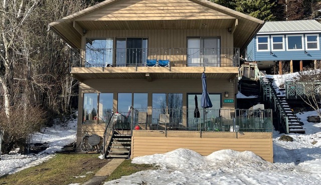 Charming 3-bedroom cabin with WiFi and AC On Newman Lake