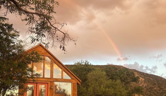 Charming 3-bedroom cabin with WiFi, AC in peaceful Ojo Caliente
