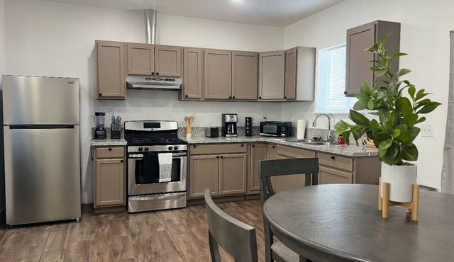 Charming 3-bedroom house in Orange Cove with AC