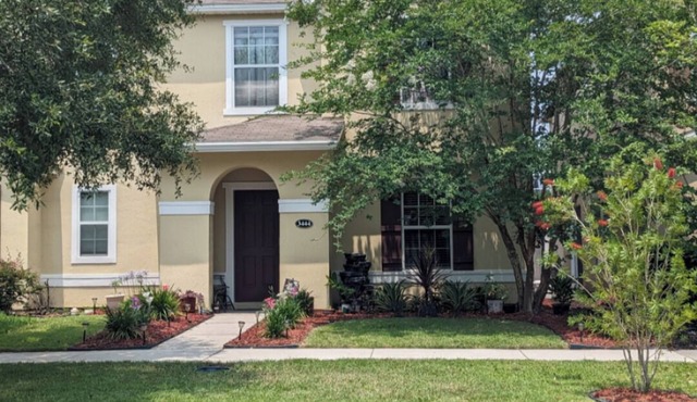 Charming 3-bedroom townhome with Amenities Galore
