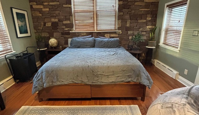 Charming 3-bedroom dog friendly house sleeps 12 Walkable to Main Street Manayunk