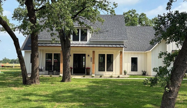 Charming 3-bedroom farmhouse in serene Pilot Point with AC