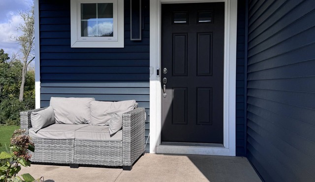 Charming 3-bedroom LED vibe cozy house with AC and WiFi in Steeple Chase.