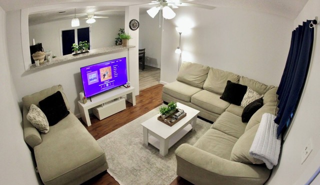 Charming 3-bedroom house with WiFi, AC & Privacy fence in Port Neches