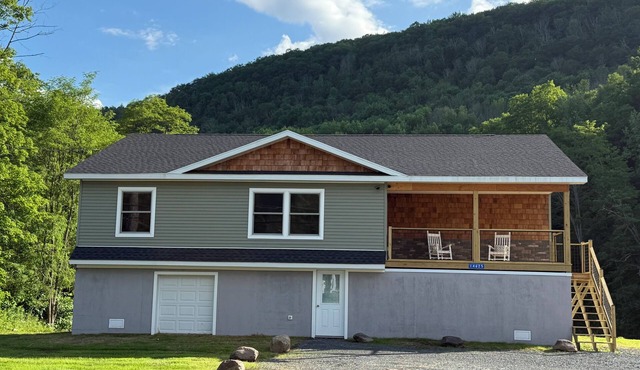 Charming 3-bedroom house with WiFi, AC in Historic Prattsville.