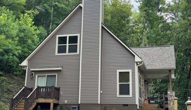 Charming 3-bedroom house in Robbinsville with AC, WiFi, Hot Tub, Fire Pit