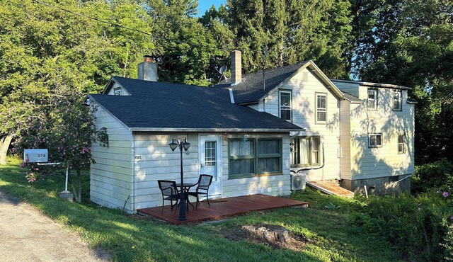 Charming 3-bedroom farmhouse in Rock Stream including vineyard and winery tour.