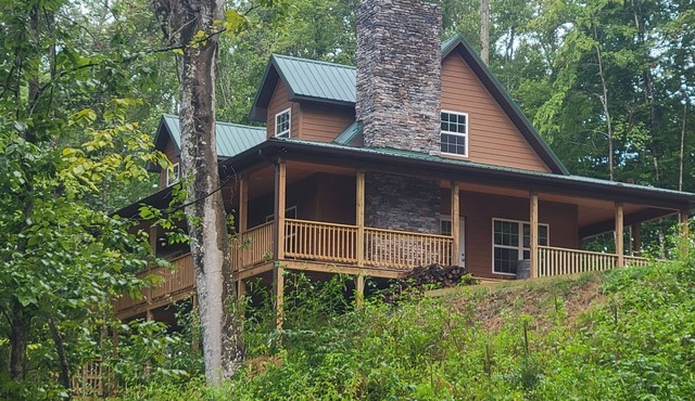 Charming 3-bedroom with loft bed Cabin in Rogersville with Fireplace