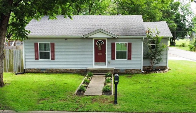Charming 3-bedroom house with AC and WiFi in Russellville!