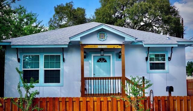 Charming 3-bedroom house with WiFi and AC in wonderful San Antonio