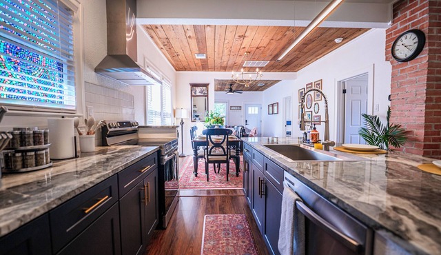 Charming 3-bedroom house with WiFi and AC in San Antonio