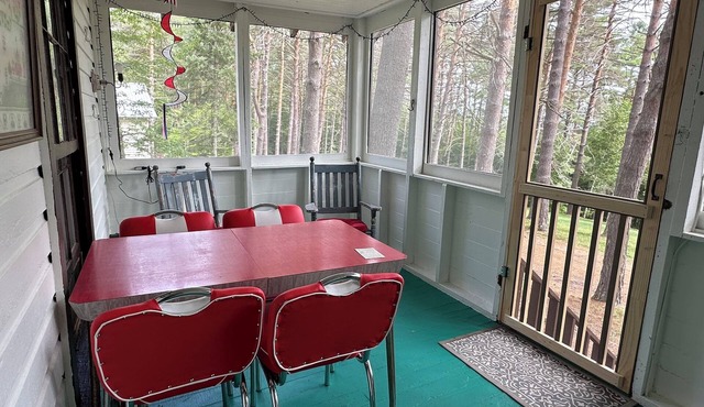 Charming 3-bedroom cottage with AC and WiFi in Schroon Lake. Dog friendly.