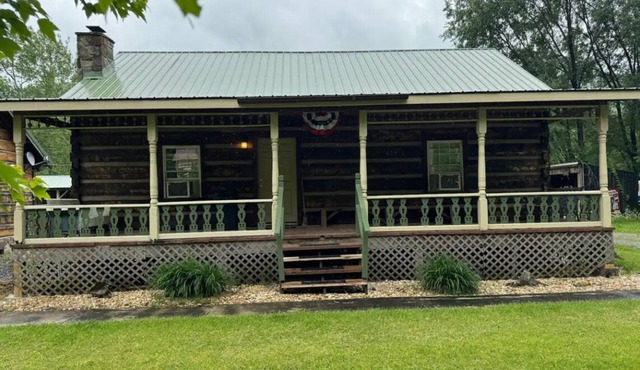 Charming 3-bedroom 5 bed hottub cabin WiFi in scenic Seneca Rocks West Virginia