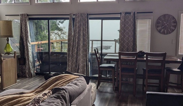 Charming 3-bedroom 2 Bath Lakehouse with AC and Wi-Fi located on Silver Lake