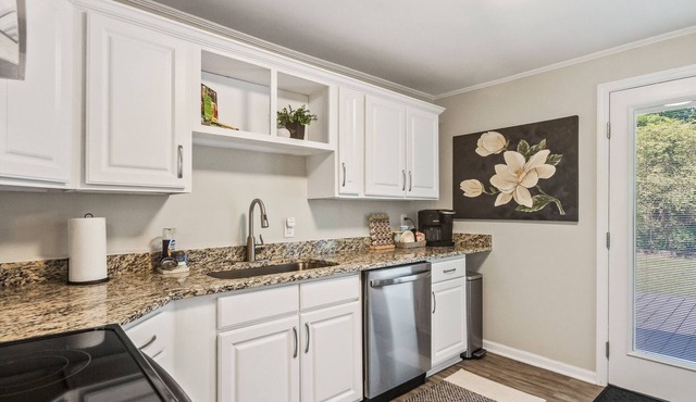 Charming 3-bedroom house only .6 miles from downtown Simpsonville with AC, WiFi