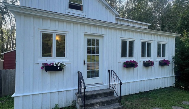 Charming 3-Bedroom Farmhouse Getaway: Cozy Comfort in Skaneateles