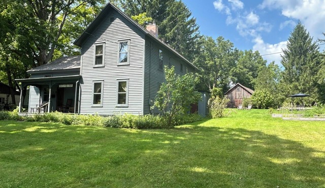 Charming 3-bedroom farmhouse in welcoming Skaneateles, short walk to village.
