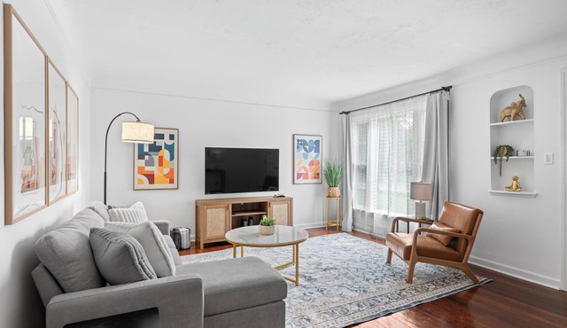 Charming 3-bedroom house with WiFi and AC in South Euclid near Cleveland Clinic