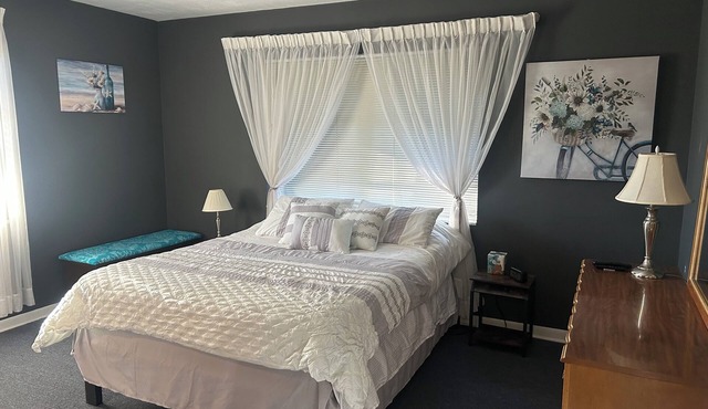 Charming 3-bedroom house with lake views in serene Spring Hill