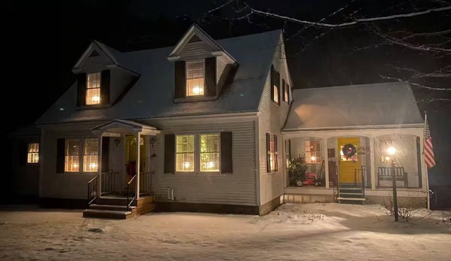 Charming 3-bedroom Cape in Springfield with WiFi