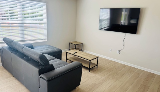 Charming 3-bedroom Home with WiFi, AC in serene Statesville