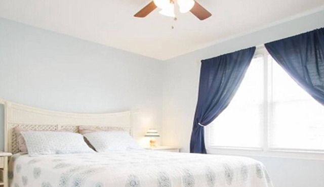 Charming 3-bedroom townhome 2 blocks from ocean and bay, in town of Stone Harbor