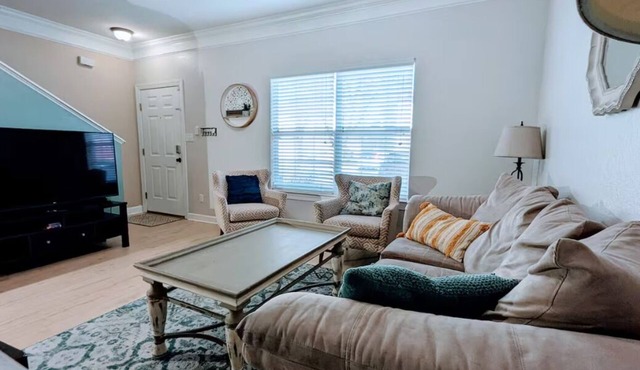 Charming 3-bedroom townhome with WiFi, with fitness room and pool, near campus.