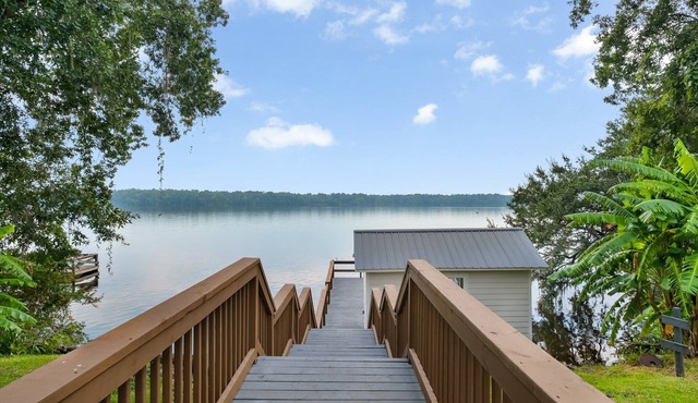 Charming 3-bedroom house with dock house on Lake Talquin in Tallahassee, Fl.