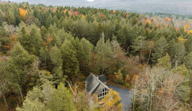 Charming 3-bedroom house in Tannersville with AC, Firepit, Hottub, Fireplace