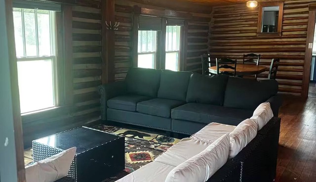 Charming 3-bedroom log cabin with AC, WiFi in fabulous Thonotosassa