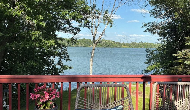 Charming 3-bedroom cabin with WiFi, AC in lovely Upper Turtle Lake.