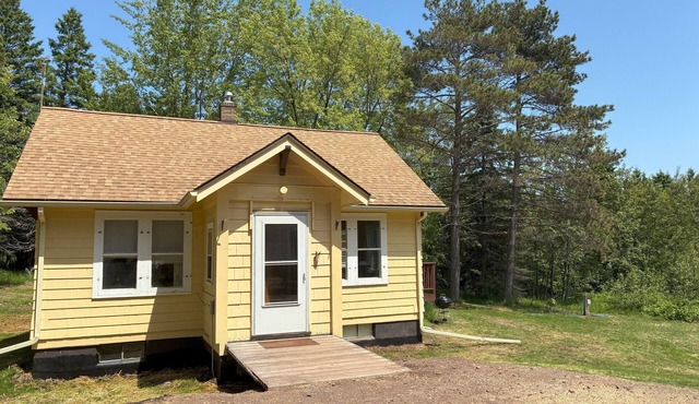 Charming 3-bedroom cottage with Lake Superior access near Duluth with WiFi, AC