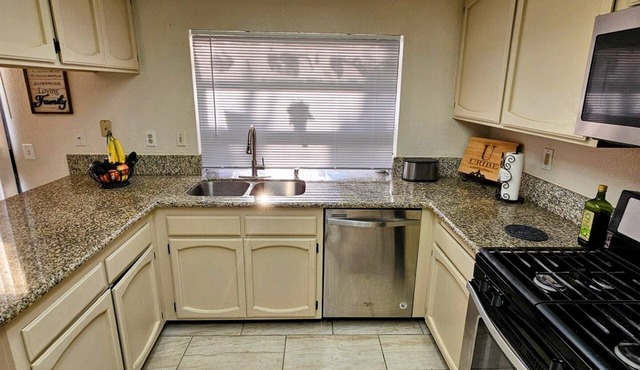 Charming 3-bedroom house with AC and WiFi in serene Victorville