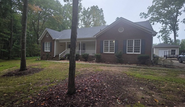 Charming 3-bedroom house, pet friendly on 1 acre, 2.9mi to downtown Wake forest