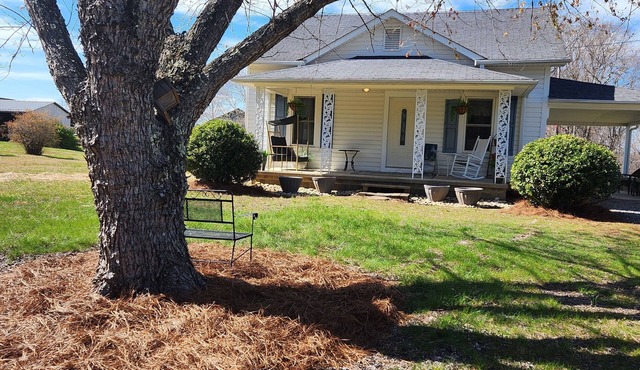 Charming 3-bedroom cottage with AC, WiFi in serene Walnut Cove.