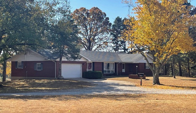 Charming 3-bedroom farmhouse in Waynesville with AC, WiFi