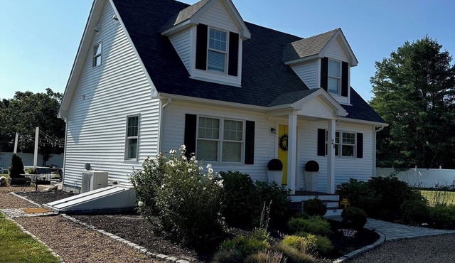 Charming 3-bedroom house in enchanting West Tisbury with AC, WiFi & pool