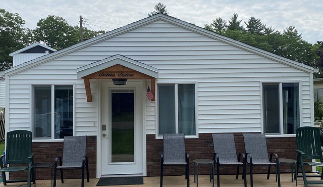 Charming 3-bedroom cottage with WiFi and AC in delightful White Cloud