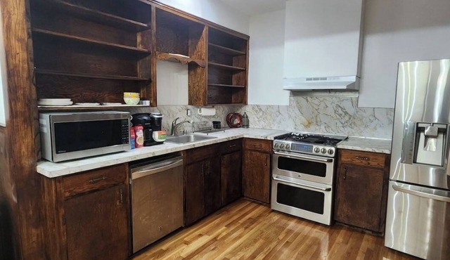 Charming 3-bedroom house with fitness equipment in an established neighborhood.